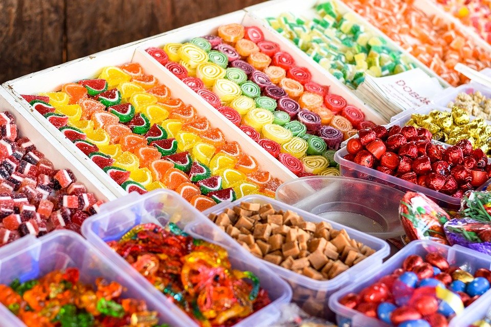 Zeci de oameni au murit după ce au consumat dulciuri contaminate, probabil, cu pesticid 