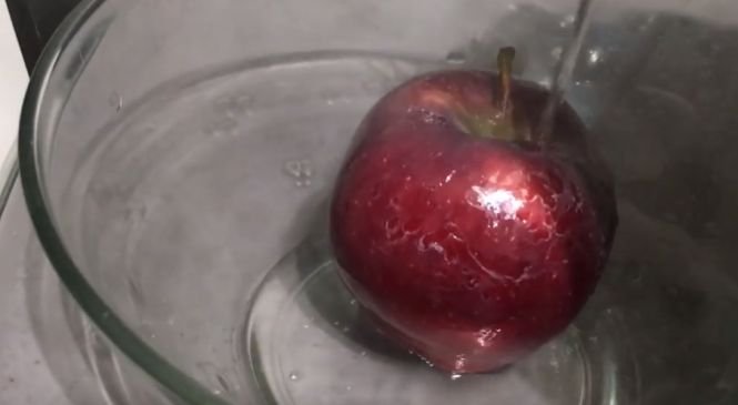 Toarnă apă caldă peste un măr cumpărat din supermarket și ce va urma te va șoca! Toată lumea trebuie să afle asta!