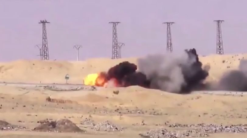 Imagini incredibile de pe câmpul de luptă! Cum este oprit un luptător ISIS gata să se arunce în aer