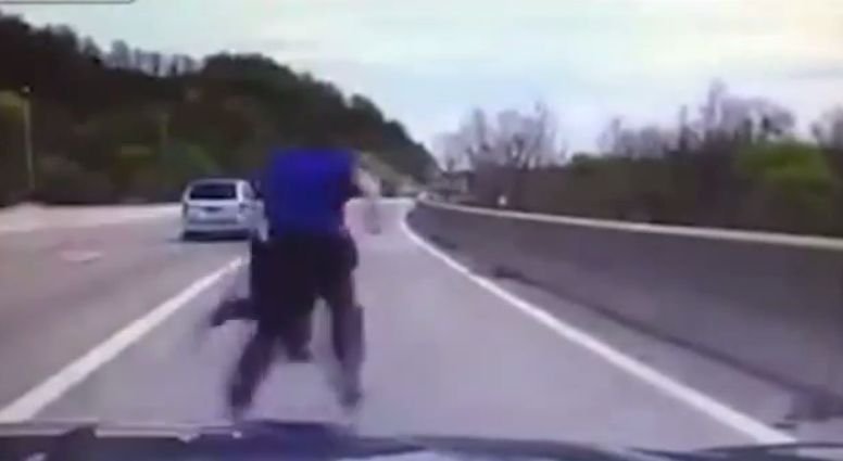 A văzut un bărbat care se plimba tulburat printre mașinile de pe un pod. Reacția polițistului i-a salvat viața!