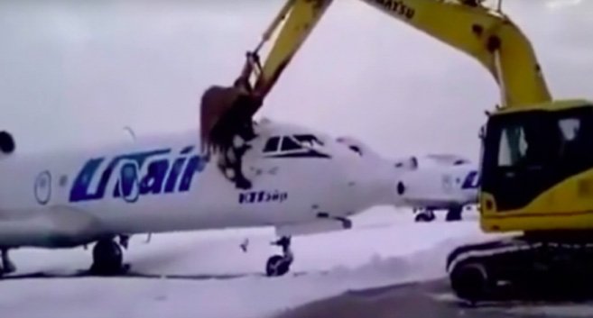 Un angajat al unui aeroport a distrus un avion după ce a fost concediat - VIDEO 