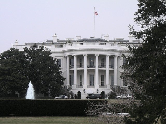 Alertă la Casa Albă. Un bărbat a aruncat obiecte suspecte peste gardul reşedinţei preşedintelui SUA