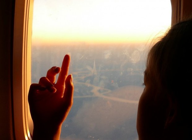 S-au uitat pe geamul avionului și au avut un șoc. Era la 11.000 de metri în aer și nu aveau ce să facă. Zgomotul a fost asurzitor