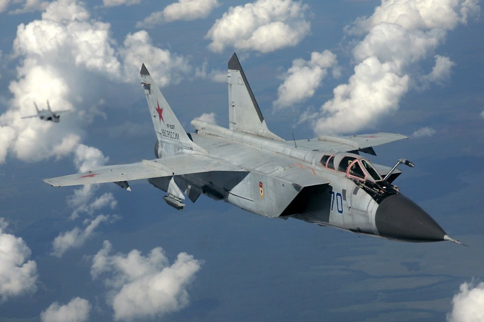 Tensiuni militare între SUA și Rusia. Un avion rus MiG-31 a trecut razant pe lângă o aeronavă americană