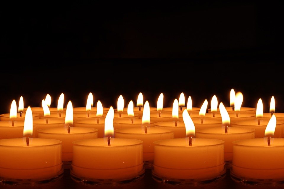 Afacerile BOR de PAȘTI: Mai multe biserici sunt obligate să vândă zeci de mii de lumânări în perioada sărbătorilor pascale