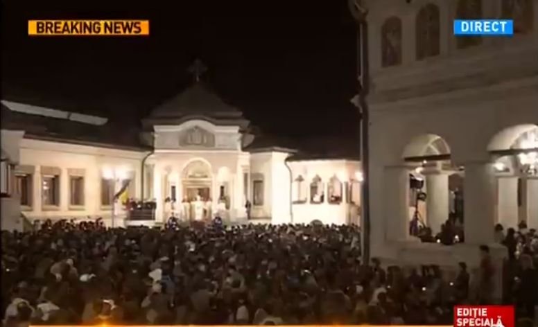 PAȘTE 2016. Incidente la slujba de Înviere de la Patriarhia Română. Un bărbat a strigat &quot;Demisia!&quot; președintelui Iohannis