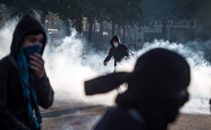 Proteste de amploare la Paris. Forțele de ordine au folosit gaze lacrimogene pentru a dispersa mulțimea