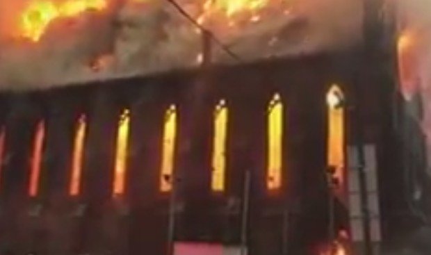 O biserică ortodoxă istorică a ars din temelii chiar în ziua de Paști
