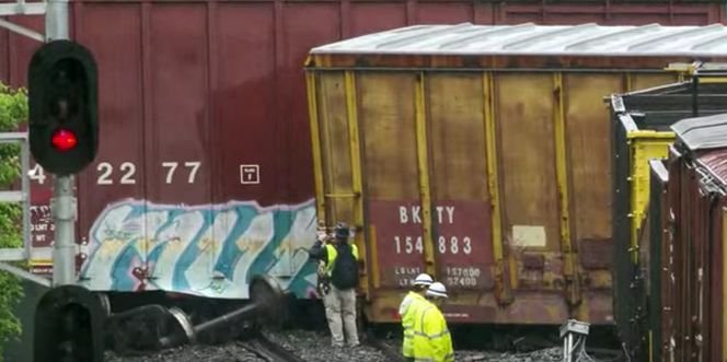 Un tren de marfă a deraiat în apropiere de Washington, deversând materiale periculoase 