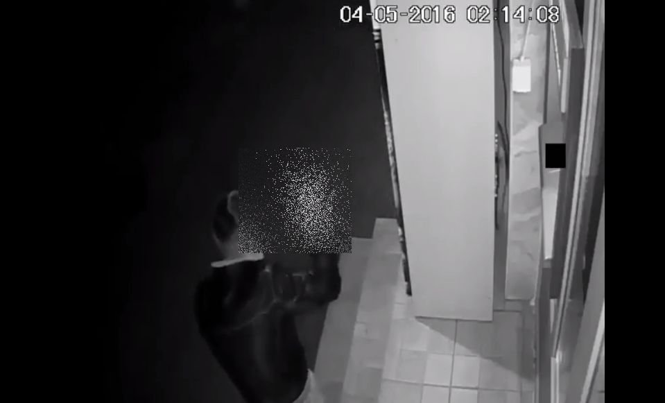 Adolescent filmat când fură banii dintr-un aparat de cafea. Ce a făcut când a văzut camerele de supraveghere