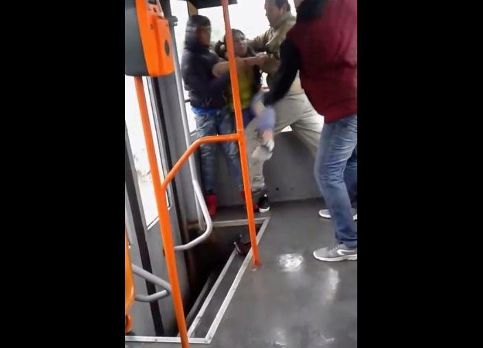 Scandal cu manele şi cuţite în tramvaiul 41 din Bucureşti 