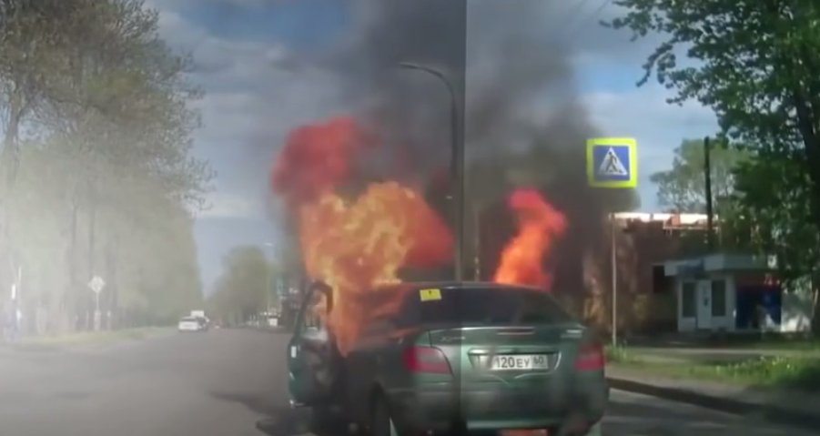 Clipe de coşmar în trafic, după ce o maşină a explodat din cauza unei ţigări - VIDEO 