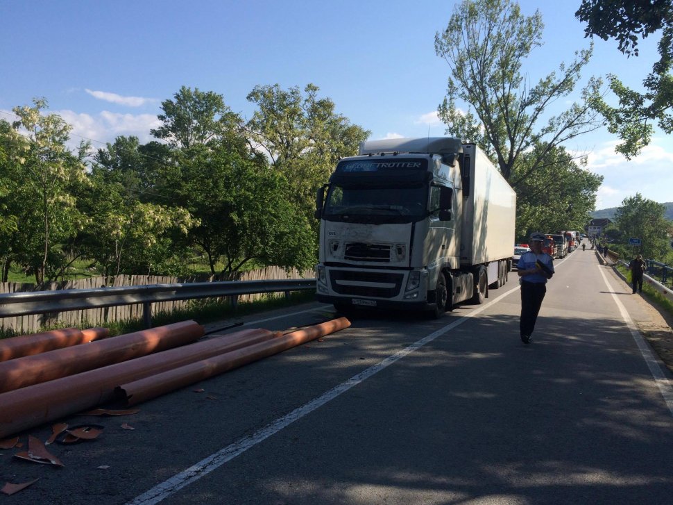 Accident neobișnuit în Gorj. Au fost la un pas să moară străpunși de țevile transportate în mașină - FOTO