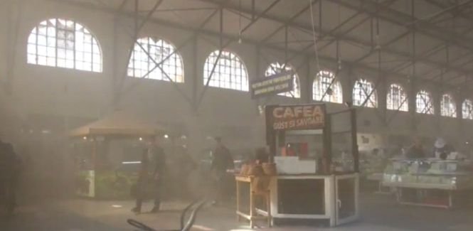 Incendiu la o piață din Brăila. Zeci de oameni au fost evacuați