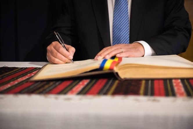 Iohannis a semnat decretele de eliberare din funcție. Pe cine a dat afară