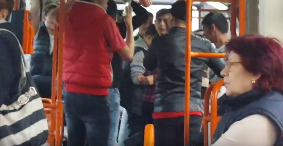 Un nou show cu manele în tramvaiul 41. Pentru că gașca era mare, nimeni nu a avut curajul să intervină - VIDEO
