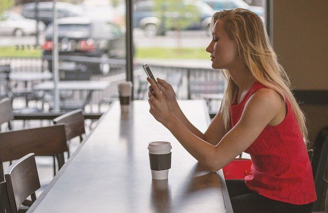 Obișnuiești să te conectezi la rețelele wi-fi din restaurante și cafenele? E pericol! 