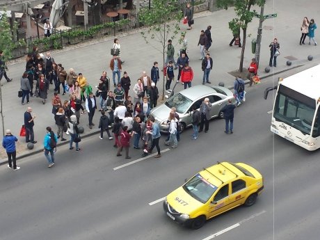 Accident pe Bulevardul Magheru din Capitală: Un pieton a fost luat pe capota unei maşini 