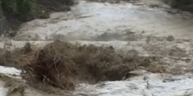 Imagini de coşmar pe o şosea inundată din Vâlcea. Un copil surprins de viitură a fost salvat în ultima clipă