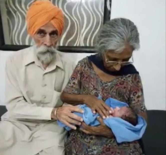 O femeie de 70 de ani a născut primul ei copil. Tatăl are 79 de ani