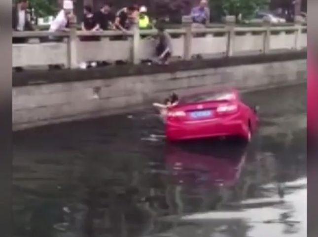 Șoferiță salvată de la înec după ce a ajuns cu mașina într-un râu. Imagini cu operațiunea de salvare!