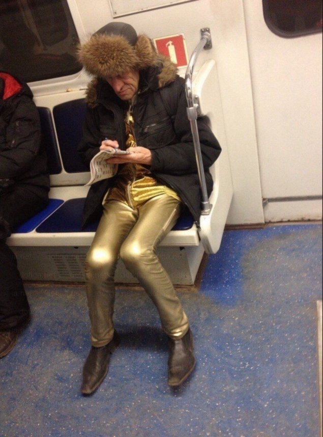 S-a imbracat asa in metrou! Te vei minuna cand vei vedea cine a putut sa poarte asemenea pantaloni
