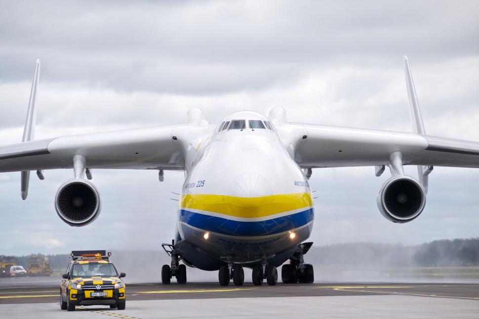 Cel mai mare avion din lume pleacă într-o misiune pe măsura lui. Imagini cu ”minunea inginerească”