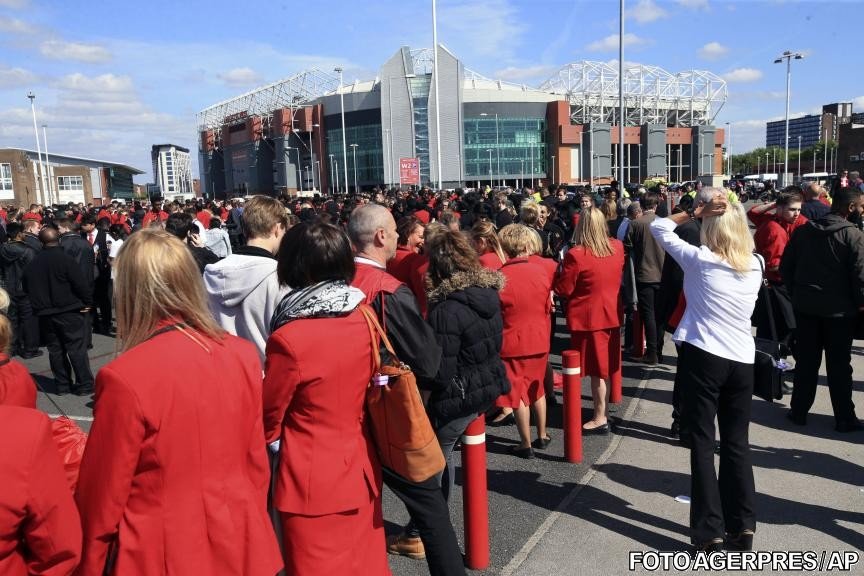 &quot;Cod roşu&quot; la Manchester. Stadionul Old Trafford a fost evacuat. Pachet suspect detonat de genişti
