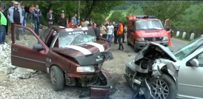 Accident violent produs pe o şosea din Neamţ. Un bărbat a murit şi alte trei persoane au ajuns în stare gravă la spital