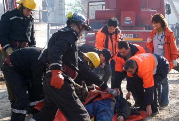 Scene de groază în Ploiești. Un tânăr a murit după ce i-a căzut un panou în cap
