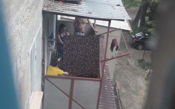 Tineri filmați în timp ce făceau asta, pe balcon. Vecinii sunt scandalizați - VIDEO