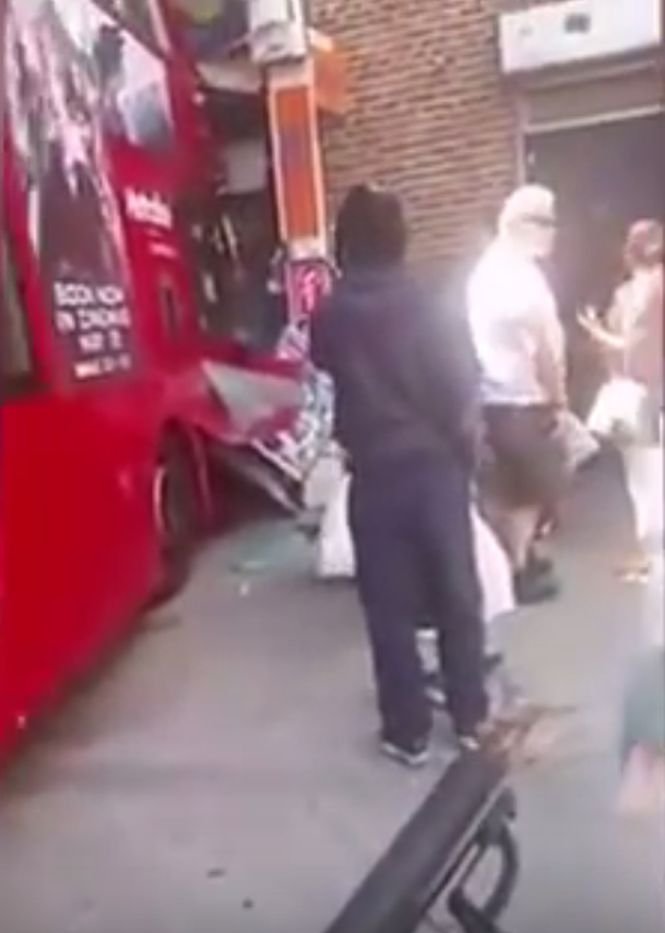 Panică la Londra. 16 oameni au ajuns la spital după ce un autobuz a intrat într-un magazin - VIDEO