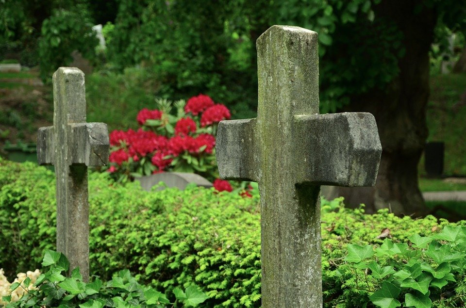 Descoperire macabră într-un cimitir. Ce a făcut un bărbat în apropierea mormântului fiicei sale