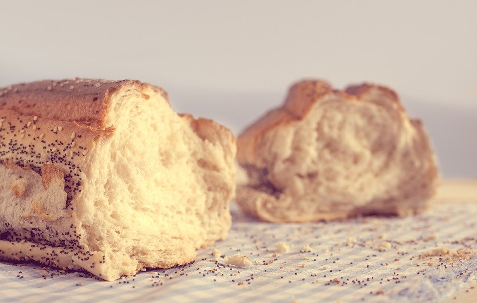 Sute de mii de tone de pâine congelată intră zilnic în România. „Orice pâine proaspătă din aceste magazine este de fapt congelată”