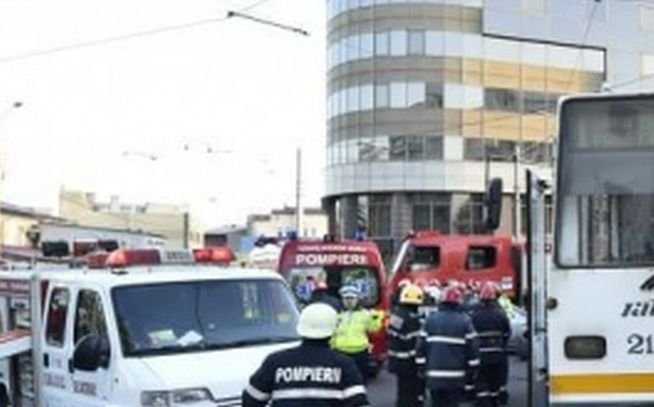 Accident cumplit pe linia tramvaiului 21 din București. Un om a murit după ce a fost lovit de TIR