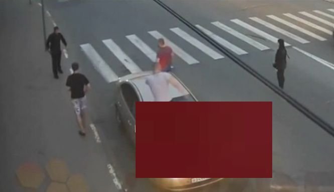 Cum s-a răzbunat un șofer din Rusia pe mașina rivalului. Imaginile astea fac înconjurul lumii - VIDEO