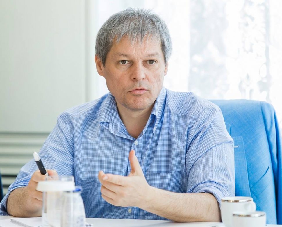 Dacian Cioloș și-a donat tot salariul pe luna aprilie. „Vă îndemn și pe voi să faceți cum vă îndeamnă conștiința”