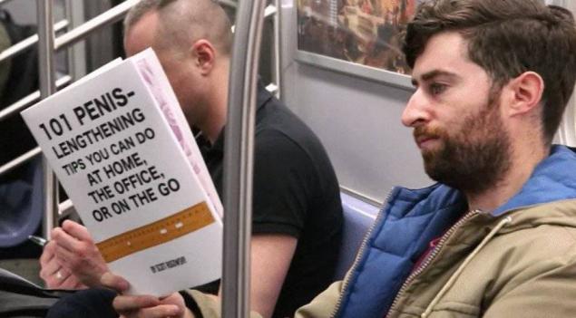 S-a facut de ras in metrou! Ce tinea in mana baiatul asta 382277