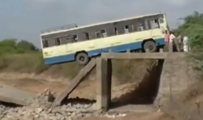 Clipe cumplite pentru pasagerii unui autobuz. Un pod s-a prăbușit chiar sub roţile vehiculului - VIDEO