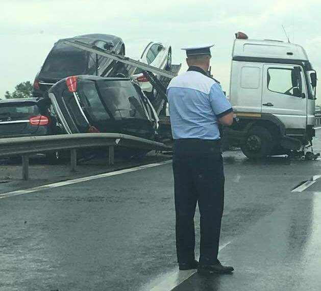 Accident spectaculos pe autostrada București-Pitești. O platformă cu mașini Mercedes s-a răsturnat