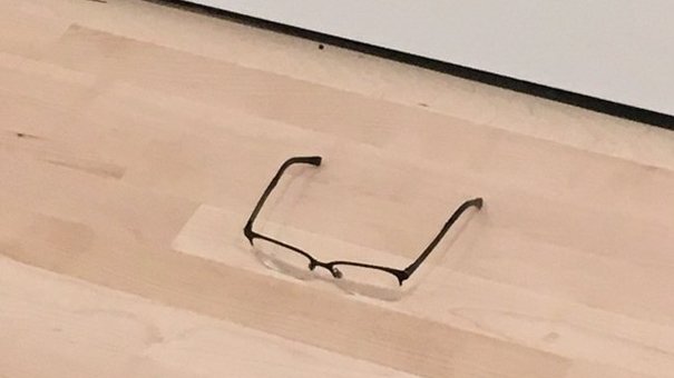 A lăsat o pereche de ochelari pe podea, într-o galerie de artă. Ce a urmat i-a uluit pe toți