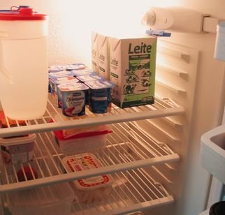 De ce nu trebuie să pui niciodată laptele pe primul raft al frigiderului