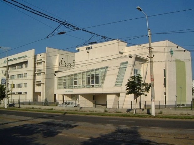 Prima universitate privată din București va intra în lichidare