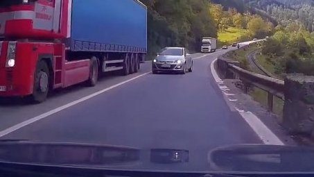 Ce faci într-o astfel de situație? În stânga TIR-ul, în dreapta prăpastia, din faţă un şofer inconştient - VIDEO