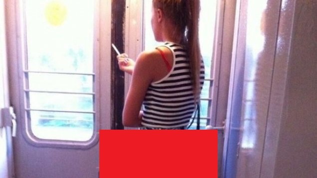 Cum a îndrăznit tânăra aceasta să iasă din casă. Controlorul nici nu a mai observat că fumează în tren - FOTO