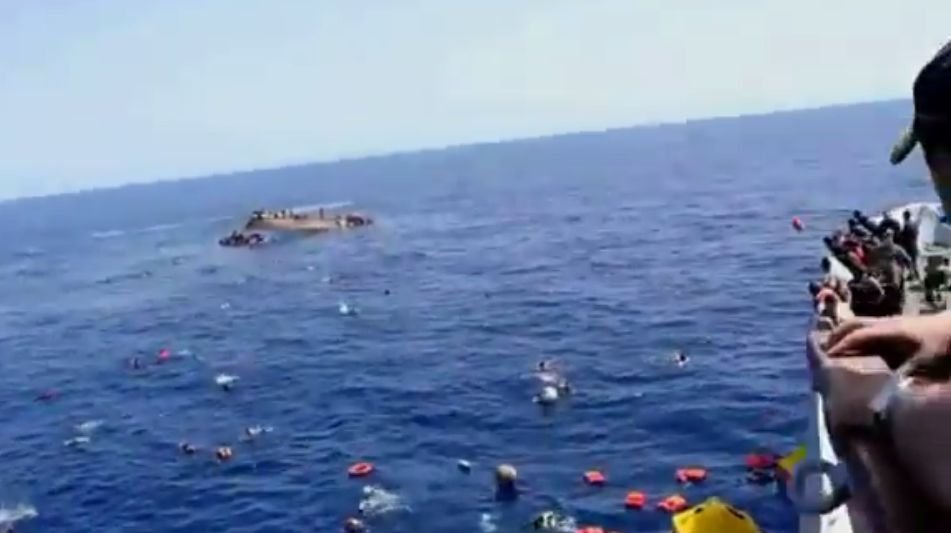 Imaginile groazei. Momentul în care o ambarcațiune cu peste 600 de oameni la bord se răstoarnă în largul mării