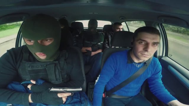 S-a întâmplat în Chișinău! Trei bărbați cu pistoale și cagule pe cap au intrat într-un taxi! Continuarea e incredibilă - VIDEO