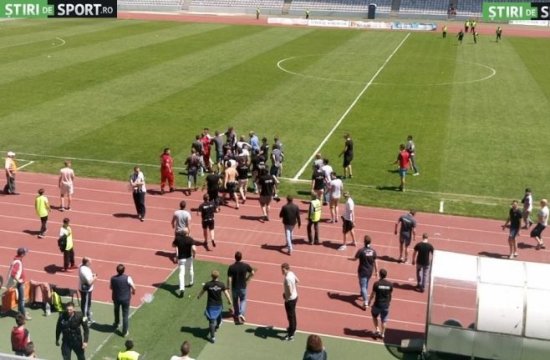  Scene violente pe Cluj Arena. Fanii Universității au intrat cu bețele pe teren după jucători