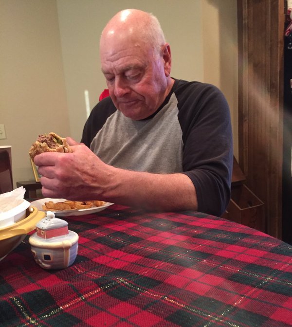 Acest bunic a gătit câte doi hamburgeri pentru cei 6 nepoți ai săi. Ce s-a întâmplat apoi este îngrozitor. Mii de oameni, revoltați după ce au văzut imaginile