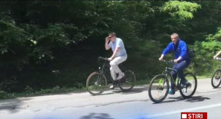 Klaus Iohannis, la plimbare cu bicicleta și un alai de SPP-işti după el